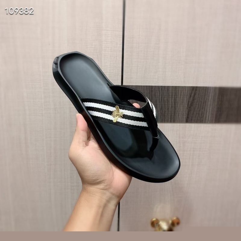 G*u*i slippers